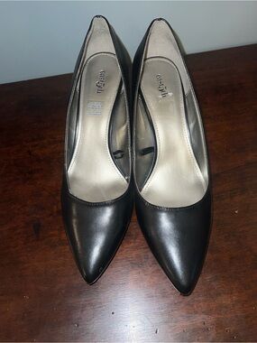 East 5th Black Pointed Toe Pumps